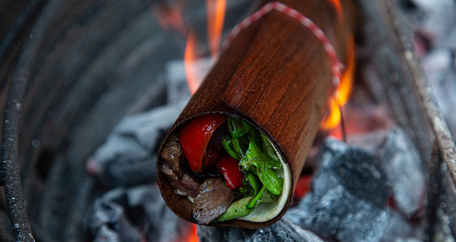 einde black angus skirt steak in wood wrapped wraps bbq marq devleesboerderij