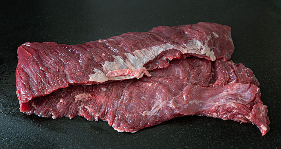 vlees black angus skirt steak in wood wrapped wraps bbq marq devleesboerderij