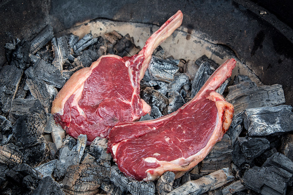 caveman style tomahawk steak met rozemarijn salie knoflook argentijnse chimichurri