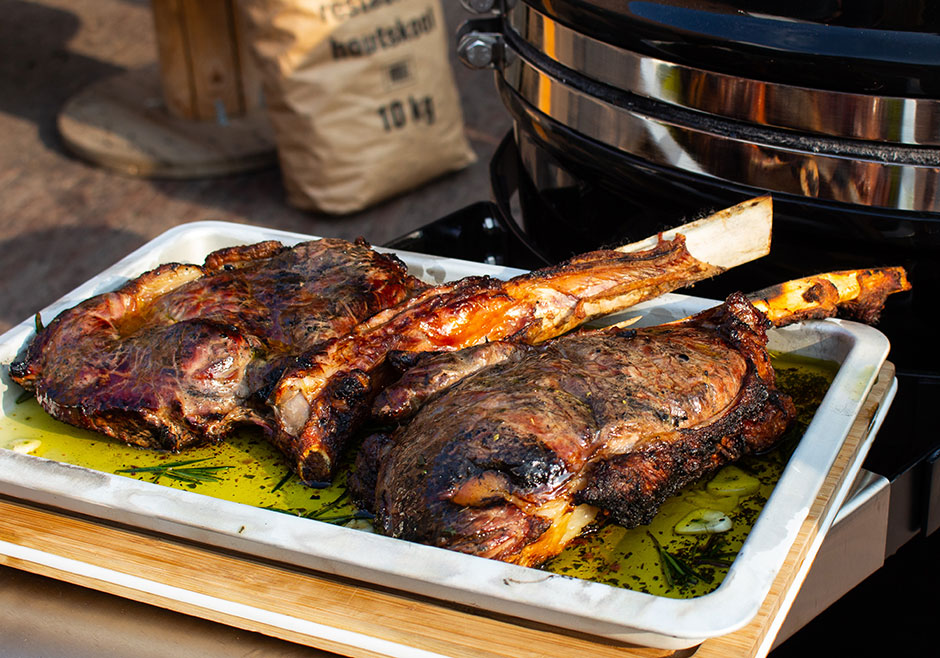 kruidenolie caveman style tomahawk steak met rozemarijn salie knoflook argentijnse chimichurri