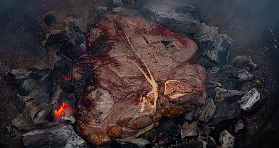 midden cavemanstyle porterhousesteak met gebakken paprikasalade bbq marc devleesboerderij