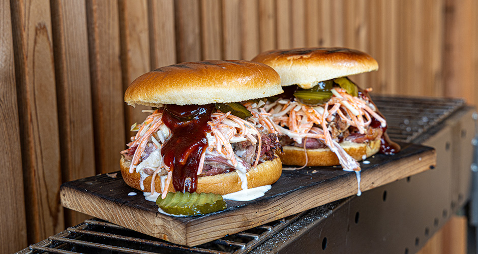 Classic Pulled Pork Sandwich van Whole Hog