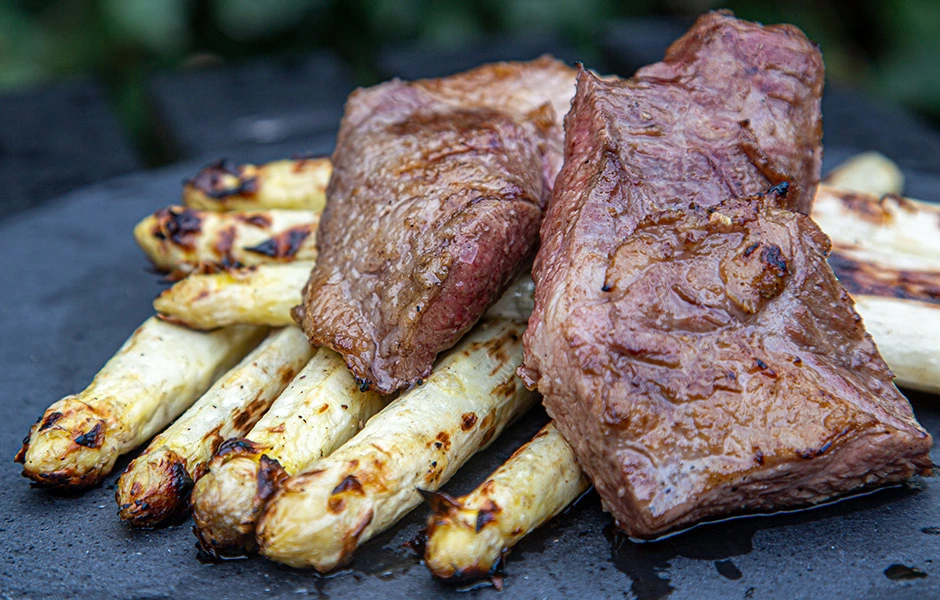 Gegrilde Iberico secreto met gegrilde asperges