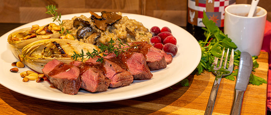 Gegrilde ree filet met truffelrisotto, bitterzoete gegrilde witlof en een klassieke rode wijnsaus