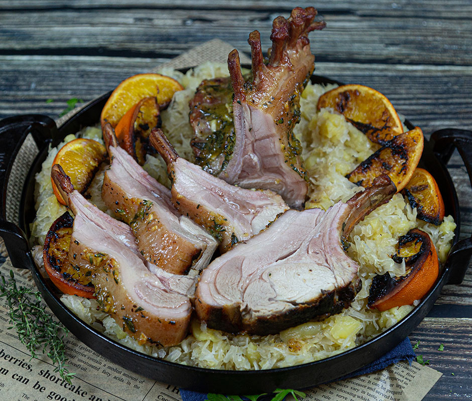 Gerookt porkrack met sinaasappel en zuurkool met appeltjes