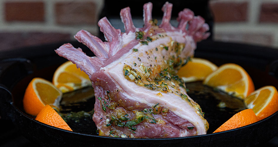 midden gerookt porkrack met sinaasappel en zuurkool met appeltjes bbq marc devleesboerderij