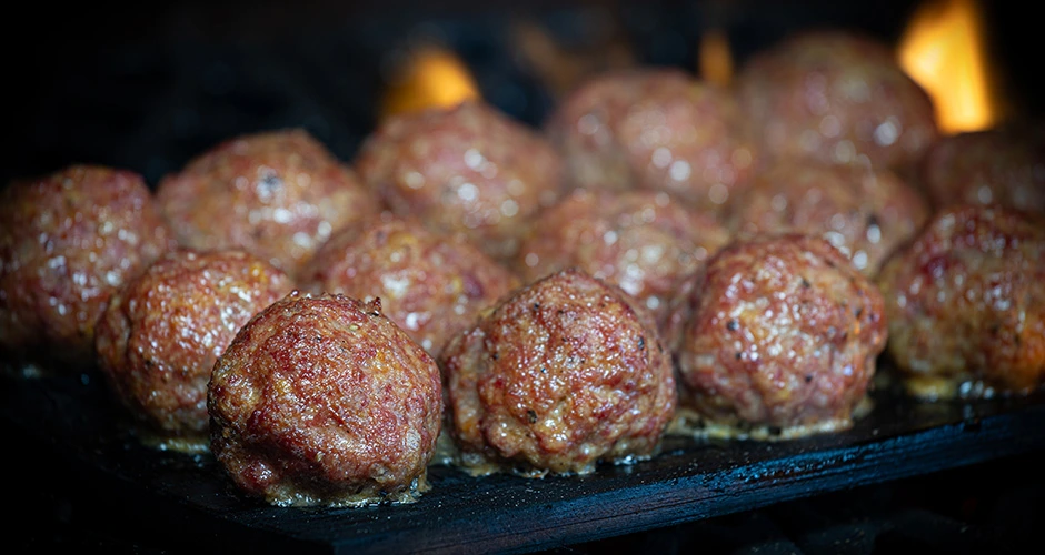 vlees gerookte gehaktballetjes met tennessee red sauce bbq marc devleesboerderij