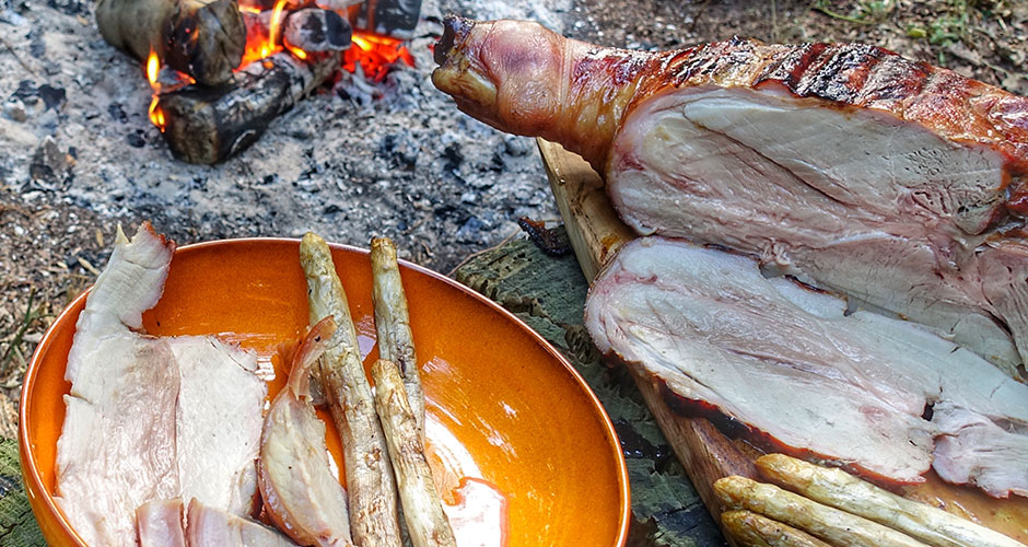 Gerookte Ham van het kampvuur met honing mosterd glazing