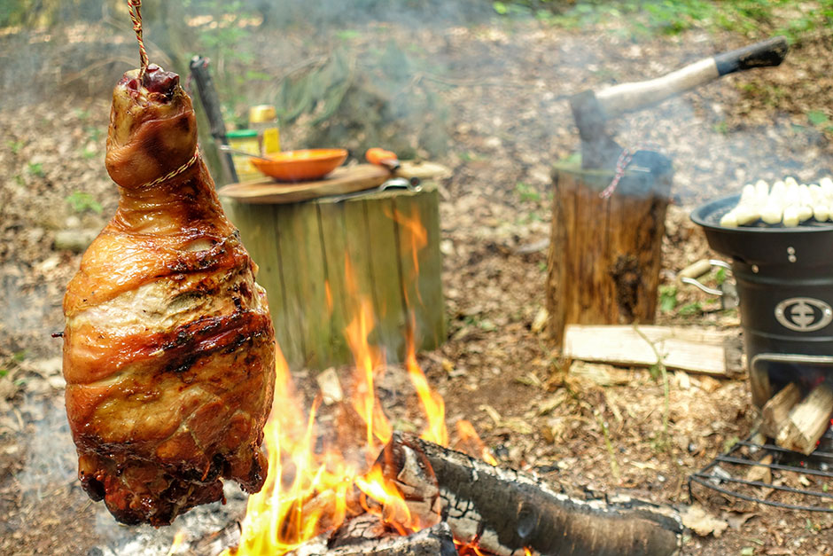 Gerookte Ham van het kampvuur met honing mosterd glazing