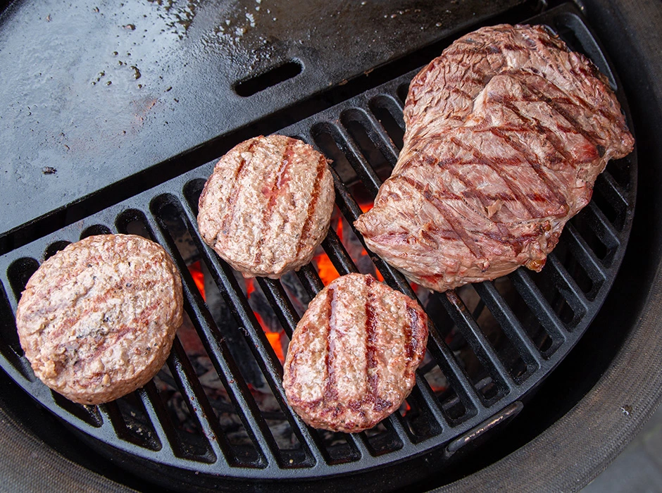 einde grainfed steakburger met alabama white sauce bbq marc devleesboerderij