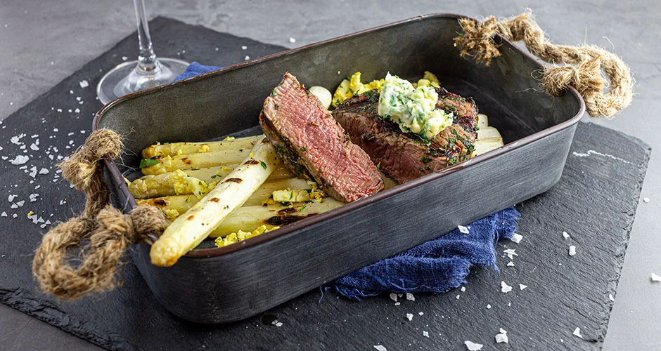 einde haasbiefstuk in kruidenkorst met gegrilde asperges bbq marc devleesboerderij