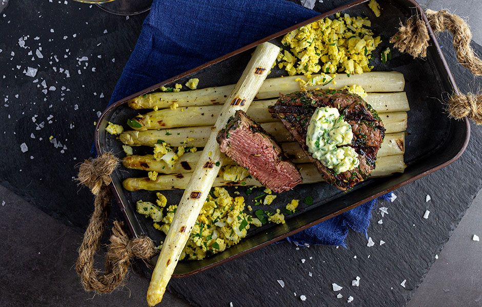 Haasbiefstuk in kruidenkorst met gegrilde asperges