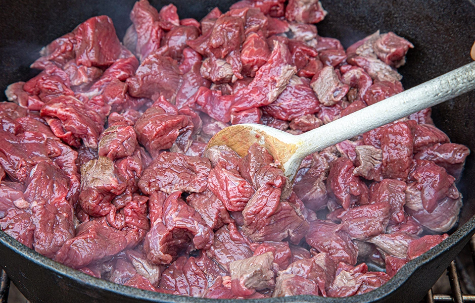 vlees hertenstoofvlees met rode wijn bbq marc devleesboerderij