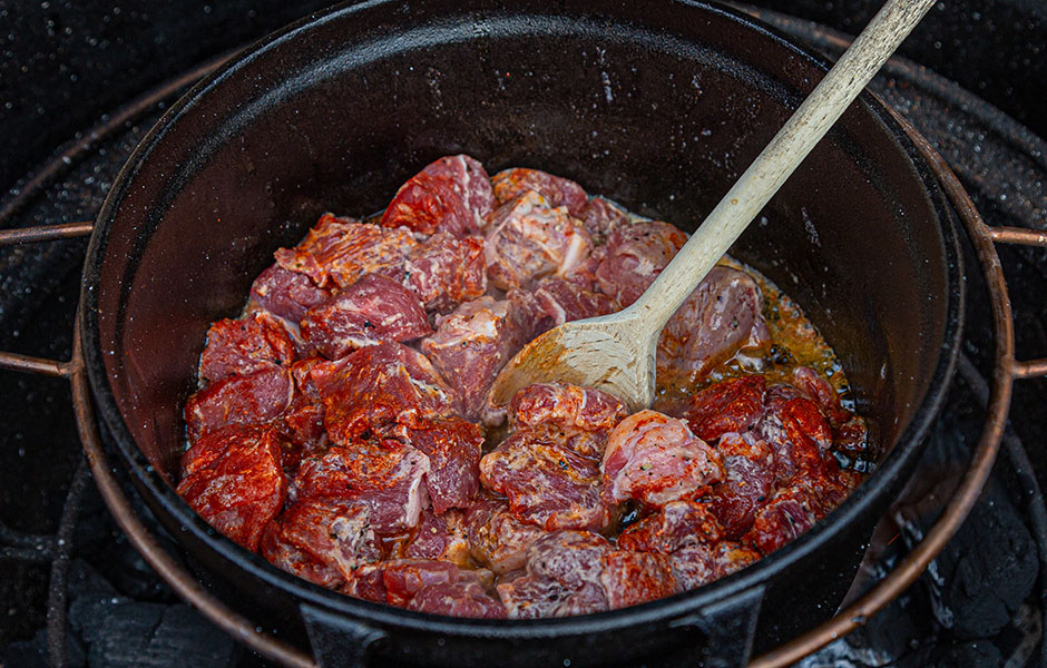 midden iers runderstoofpotje van black angus in guinness bier bbq marc devleesboerderij