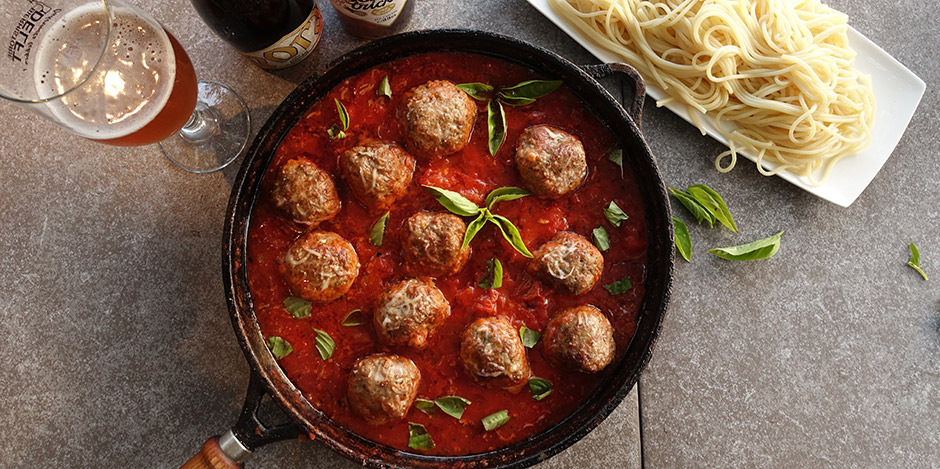 images/Content/Recepten/Italiaanse-gehaktballen-met-easy-tomatensaus-grillfun/header-italiaanse-gehaktballen-met-easy-tomatensaus-devleesboerderij.jpg