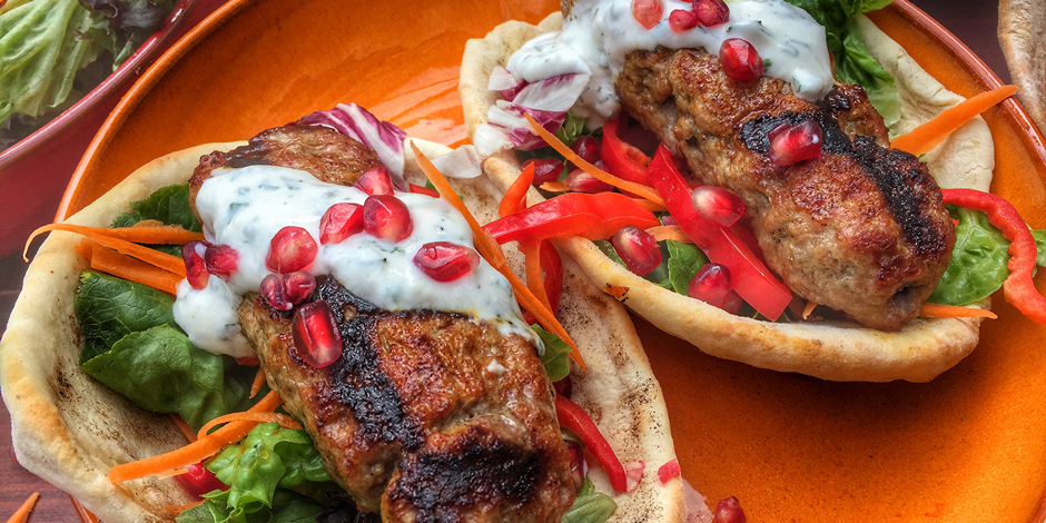 Lamskebabs op zelfgemaakt flatbread met munt yoghurt citroensaus