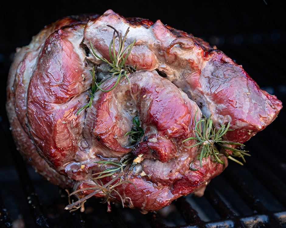 einde lamsschouder met rozemarijn bbq marc devleesboerderij