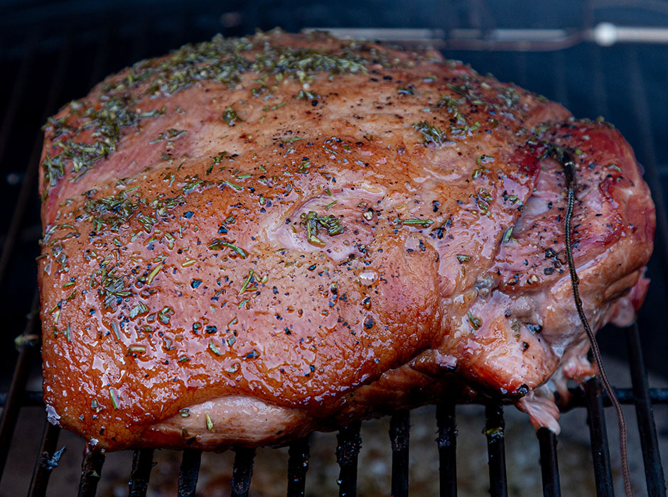 midden op rode wijnvatenhout gerookte wild zwijnenbout met een honing tijm glaze bbq marq devleesboerderij