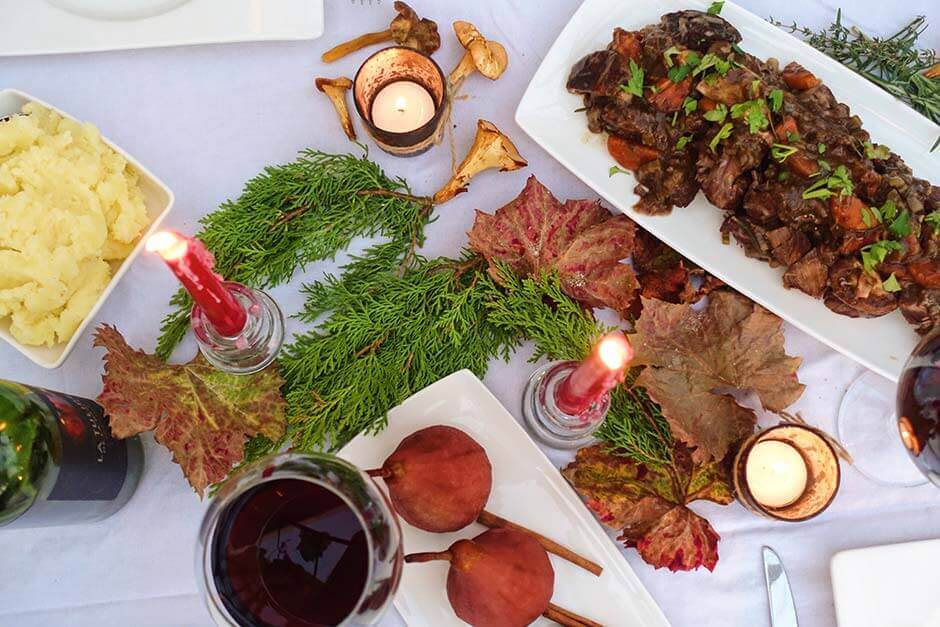 Stoofpot van kalfssucade met wilde paddenstoelen aardappelpuree en stoofpeertjes DeVleesboerderij.nl