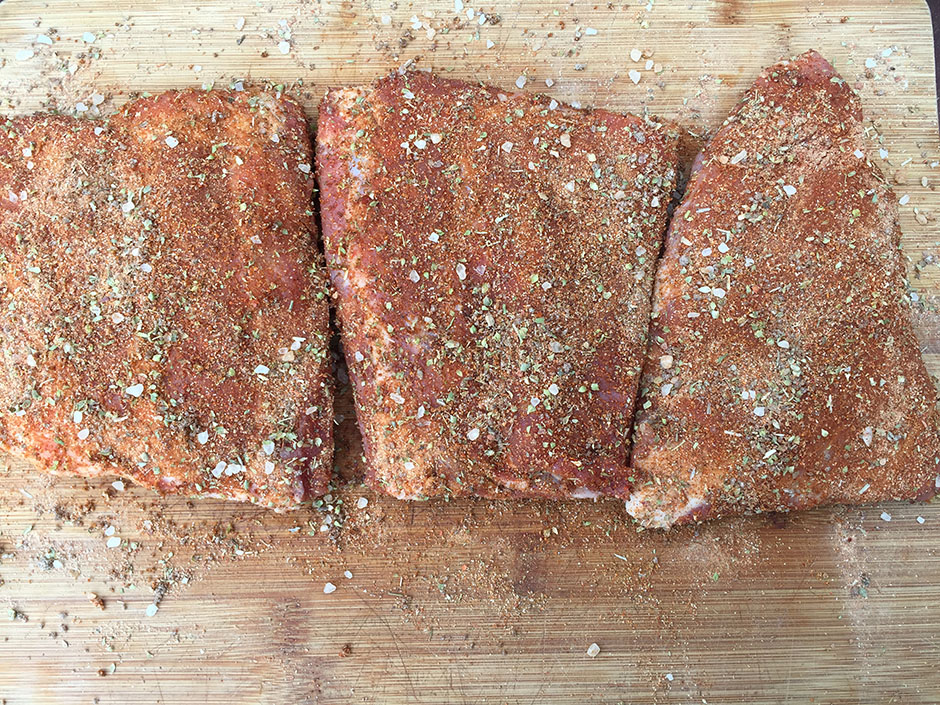 gekruid amerikaanse spareribs buikribben in memphis dry rub op de bbq devleesboerderij grillfun