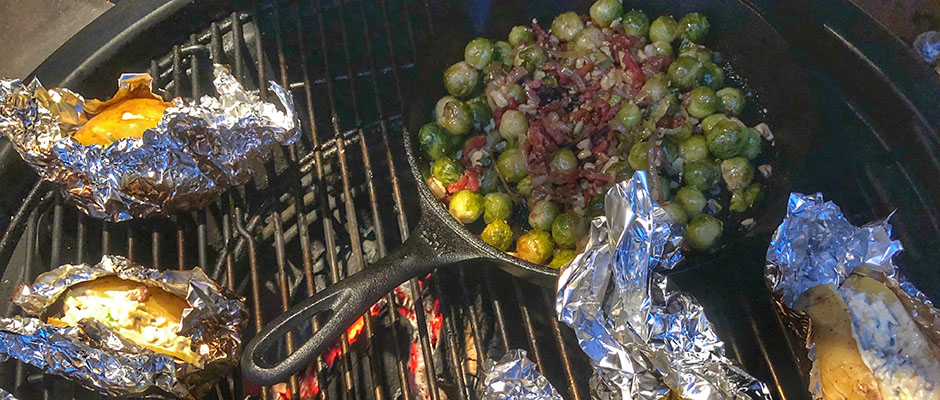 bbq bommelerwaardse ribeye roast met gepofte aardappelen en spruitjes devleesboerderij grillfun