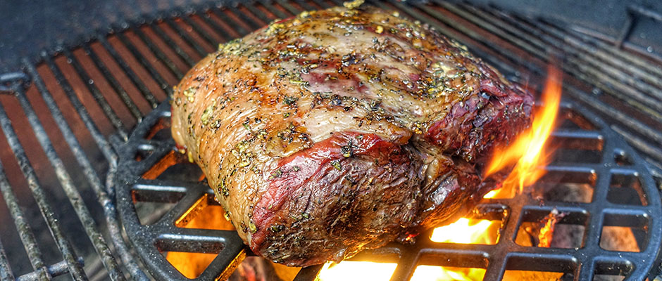 bbq bommelerwaardse ribeye roast met gepofte aardappelen en spruitjes van de bbq devleesboerderij grillfun