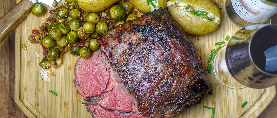 Bommelerwaardse Ribeye Roast met gepofte aardappelen en spruitjes van de BBQ