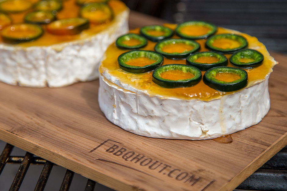 bbqhout gerookte lopende camembert metjalapeno en abrikozen marmelade devleesboerderij