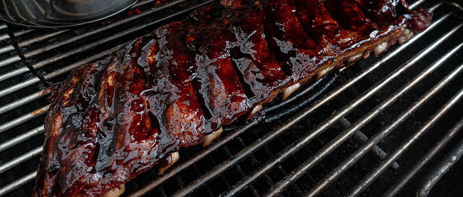 bbq indische spareribs met zelfgemaakte mopsaus van de bbq grillfun de vleesboerderij