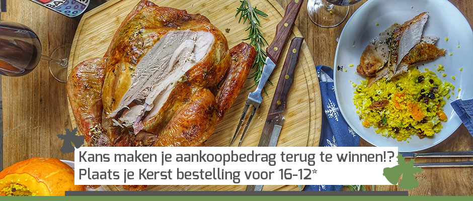 Kerstkalkoen met gevulde pompoen en gele rijst