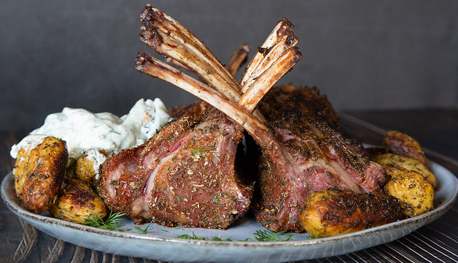 Lamsrackjes op Griekse wijze van de BBQ