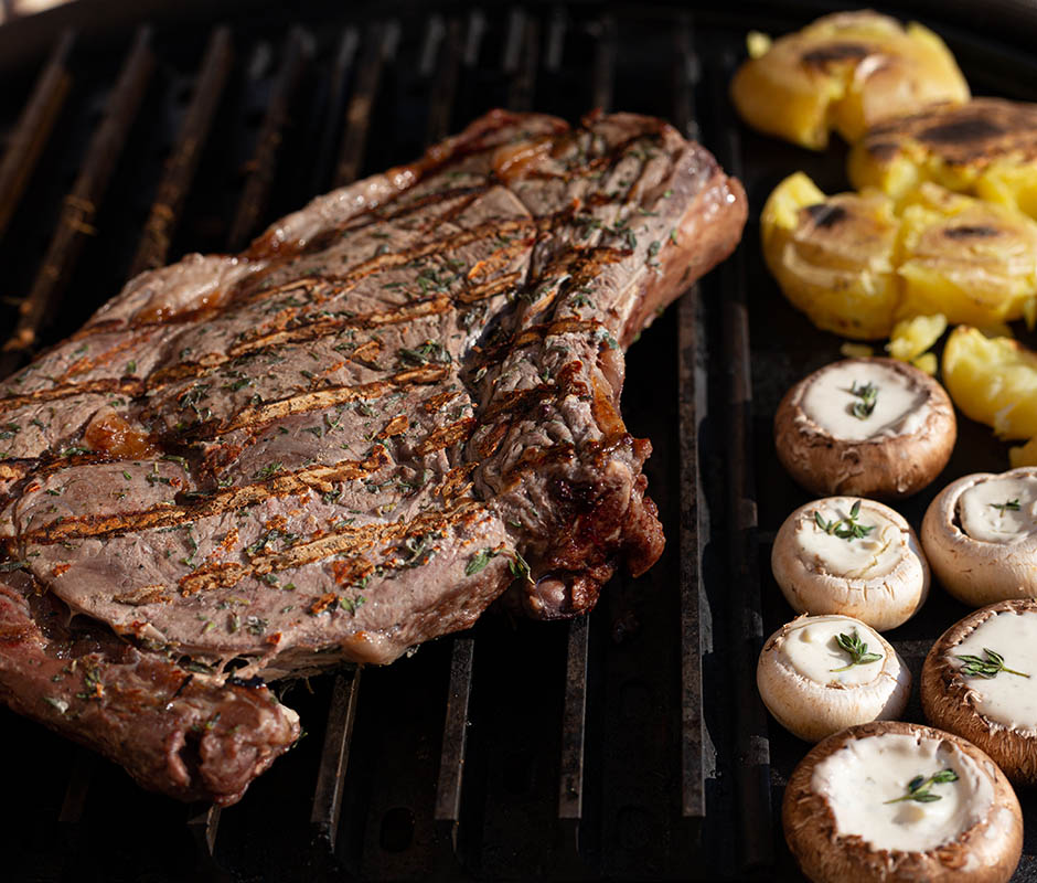 einde primerib van de bbq in tijmzout met champignons marc lechanteur devleesboerderij