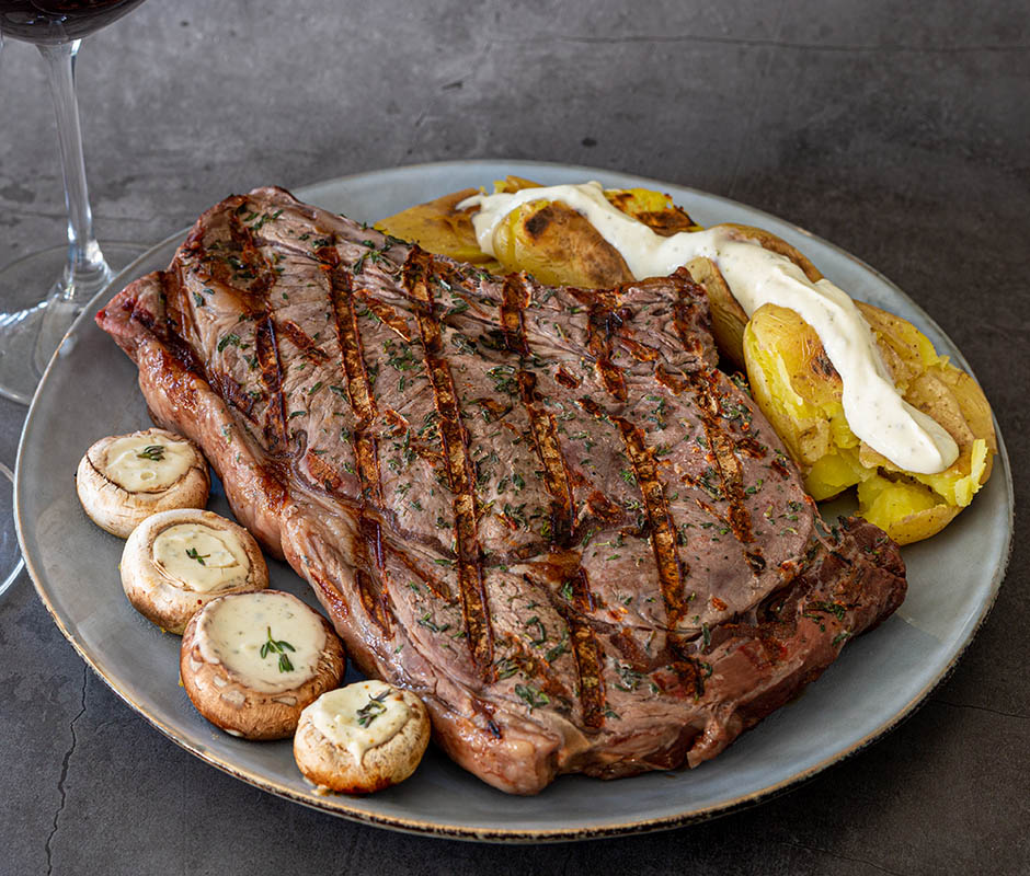 Prime-rib van de BBQ in tijmzout met champignons