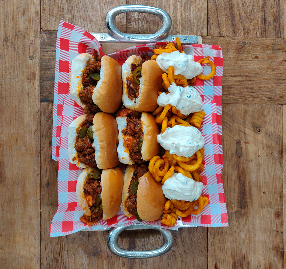  Sloppy Joes met Jalapenos, bier, cheddar en spek van DeVleesboerderij.nl op een schaal