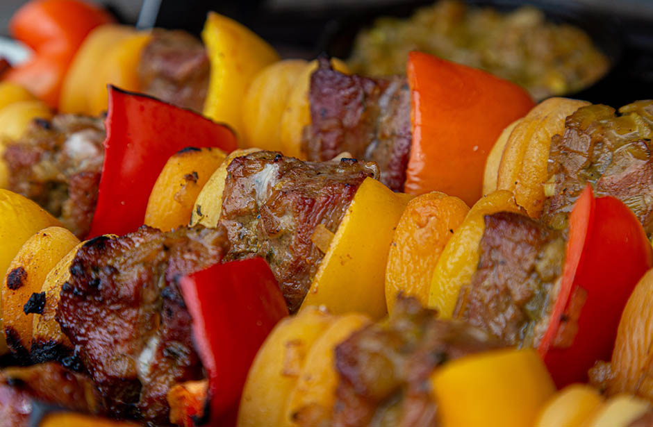 einde zuid afrikaanse sosaties van lamsfilet van de bbq met wilde rijst marc lechanteur devleesboerderij