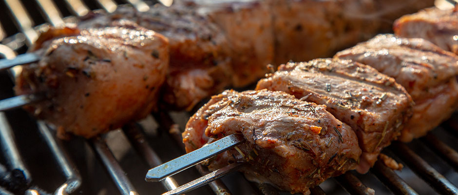 eind souvlaki van livar varkenshaas van de bbq met zelfgemaakte tzatziki devleesboerderij marc lechanteur