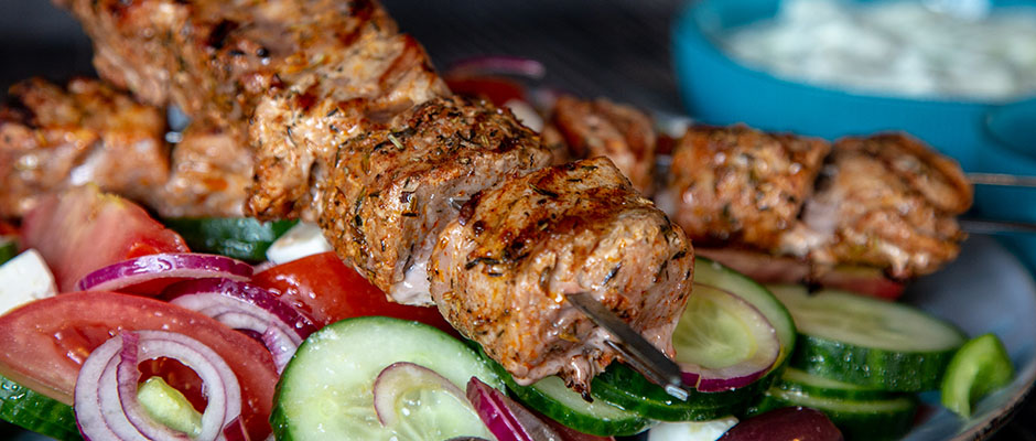 Souvlaki van varkenshaas van de BBQ met zelfgemaakte tzatziki