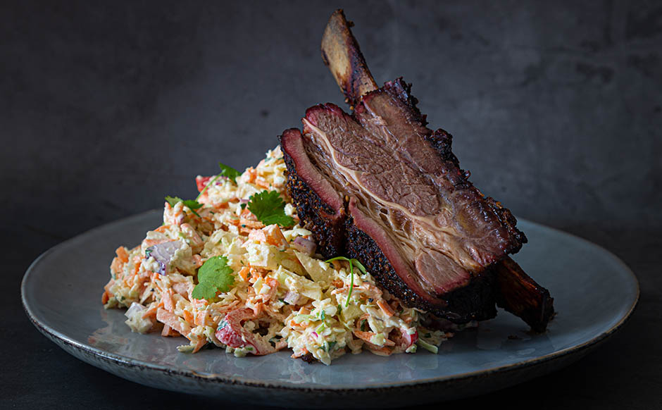 Texas style shortribs van de BBQ met originele Texas coleslaw