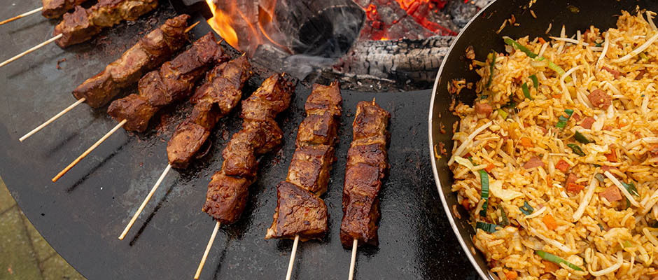 nasi en sate varkenshaassaté met nasi en zelfgemaakte satésaus grillfun de vleesboerderij