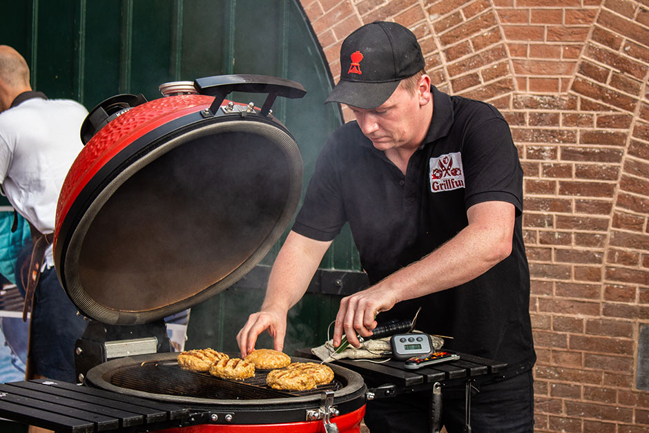 Grillfun.nl checkt de temperatuur van zijn Iberico burgers