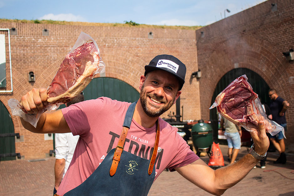 Luc de Hoogh showt zijn Tomahawk steaks