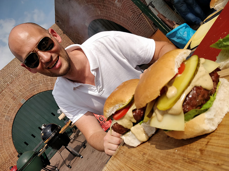 Een trotse Marc Lechanteur bij de Black Angus brisket snipping burgers