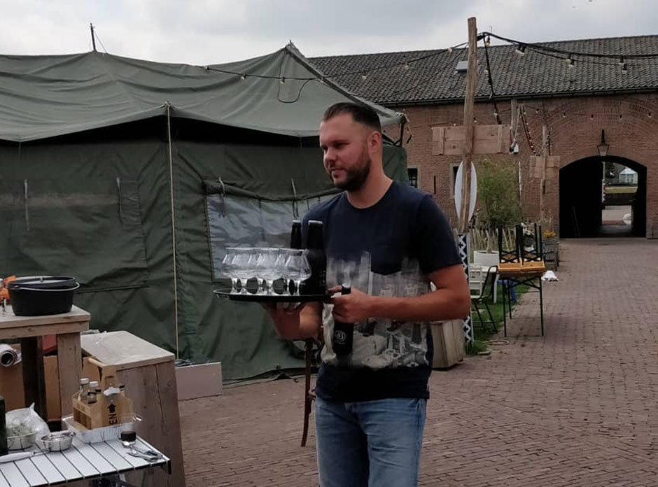 Nathan Hak komt aangelopen met de proefglazen voor het bierproeven